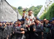 Acara Farewell Parade Polda Jateng; Komjen Pol Ahmad Luthfi Serahkan Pataka Kepada Brigjen Pol Ribut Hari Wibowo