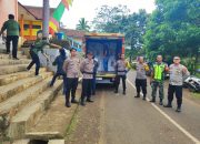 Polisi Pengamanan Penarikan Logistik Pilkada Tingkat PPS ke PPK di Kecamatan Cipaku