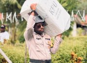 anggota personel Polres Raja Ampat yang bertugas dalam pengamanan TPS mulai berangsur-angsur mengawal kotak suara dari PPK ke KPU Kabupaten Raja Ampat. 