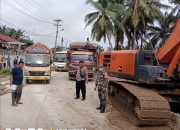 Kapolsek Tanah Jawa Amankan Perbaikan Jalan di Huta II Buntu Sihaltong