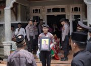 Upacara Kedinasan Polri, Hantarkan Bripka Agus Primadi Jaya Menuju Tempat Peristirahatan Terakhir